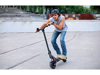 Scootreon partner kurýrů WOLT